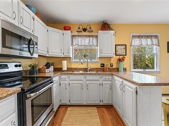 3rd image of 32077 Orchard Knoll Dr