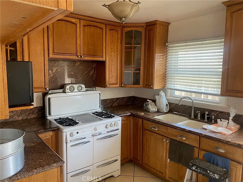 3 bed, 930 sqft, $2,600 — Photo 3