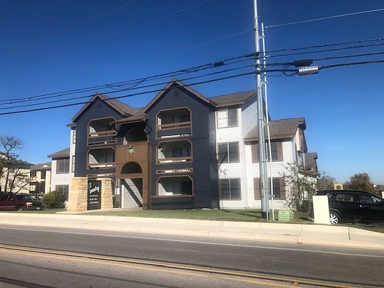 Hill Country Apartments — Photo 35