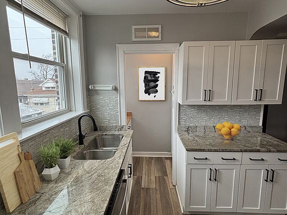 4th image of 2834 N Lockwood Ave #2D