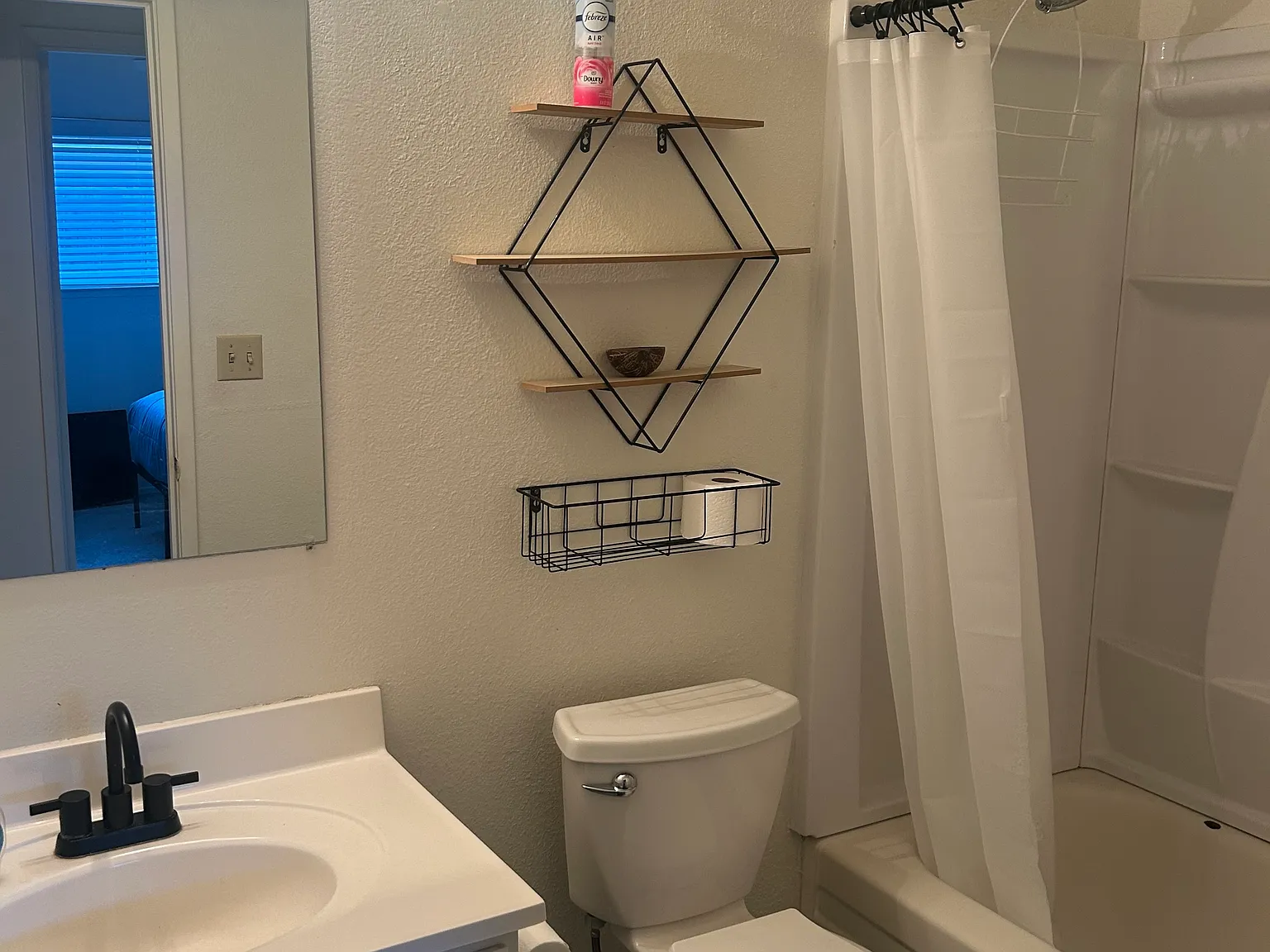 4 bed, 1305 sqft, $2,895 — Photo 4