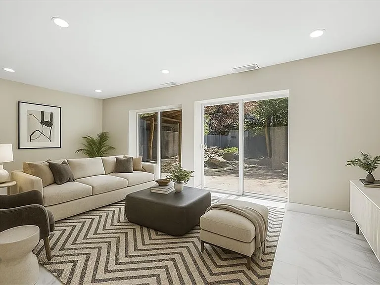 1009 Riverbend Club Dr SE — Photo 4