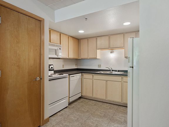 3rd image of 2125 W Kilbourn Ave #36