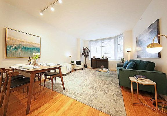 3rd image of 320 W 38th St APT 316