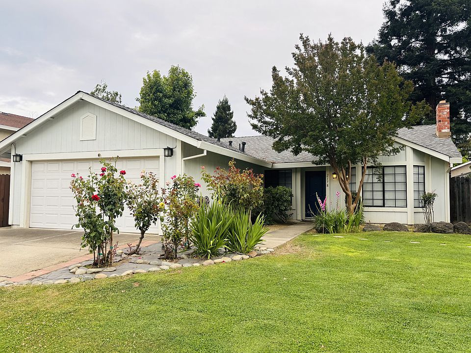 Front home view w/ landscaping