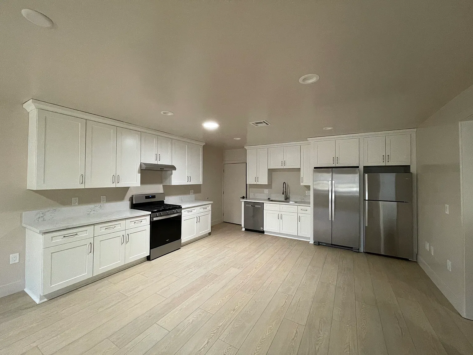 6 bed, 2800 sqft, $11,900 — Photo 4