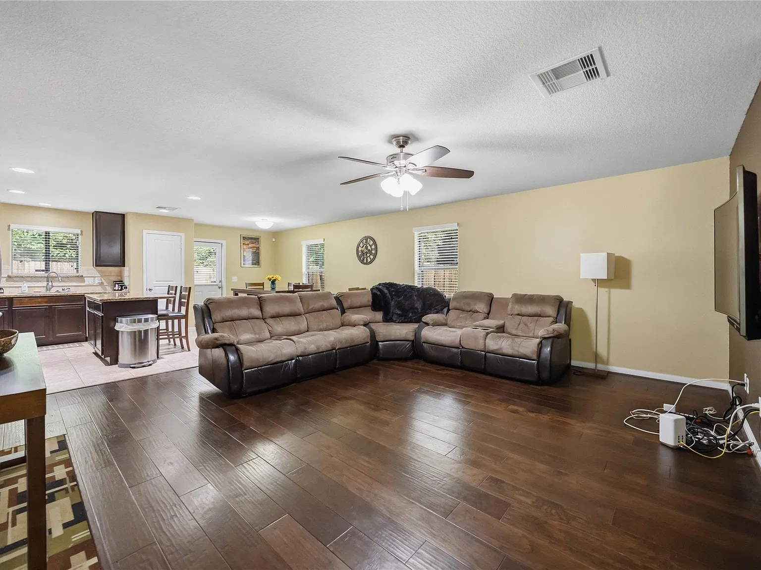 4 bed, 2.5 bath, 2615 sqft, $2,300 — Photo 4