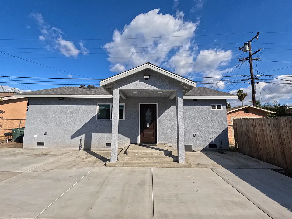 7672 Whitsett Ave