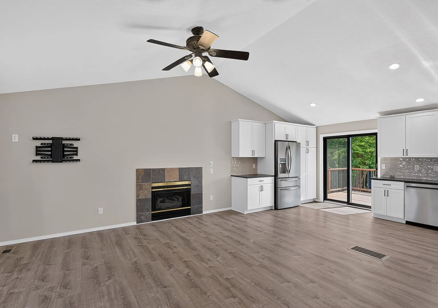 Beautifully Updated 3-Bedroom Tri-Level Home in Sherwood — Photo 3