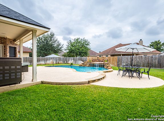 4th image of 15617 Glenn Ln
