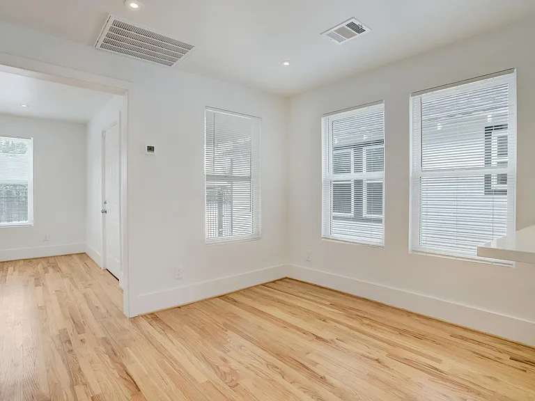 6109 N Main St — Photo 7