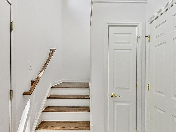 4th image of 2733 Langley Cir