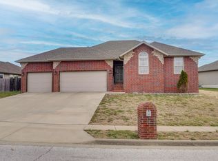 1402 N Farmington Dr, Ozark, MO 65721
