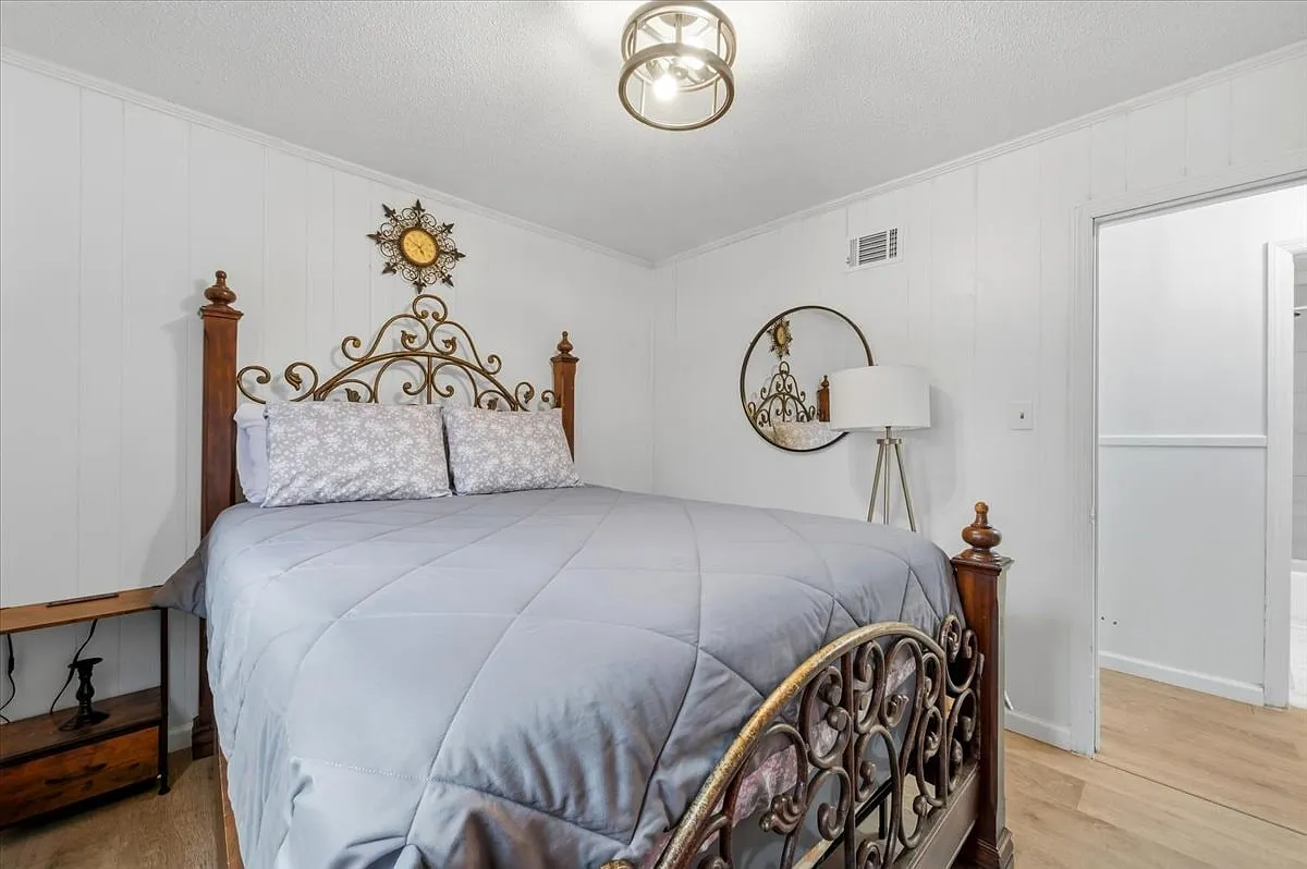 4 bed, 1947 sqft, $3,200 — Photo 1