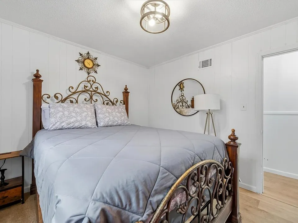 1437 Claremont Cir