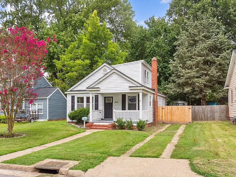 2913 Sir Walter Ln — Photo 2