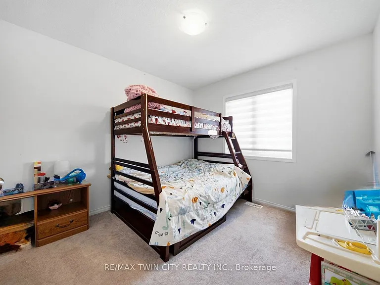 32 Cole Cres — Photo 13