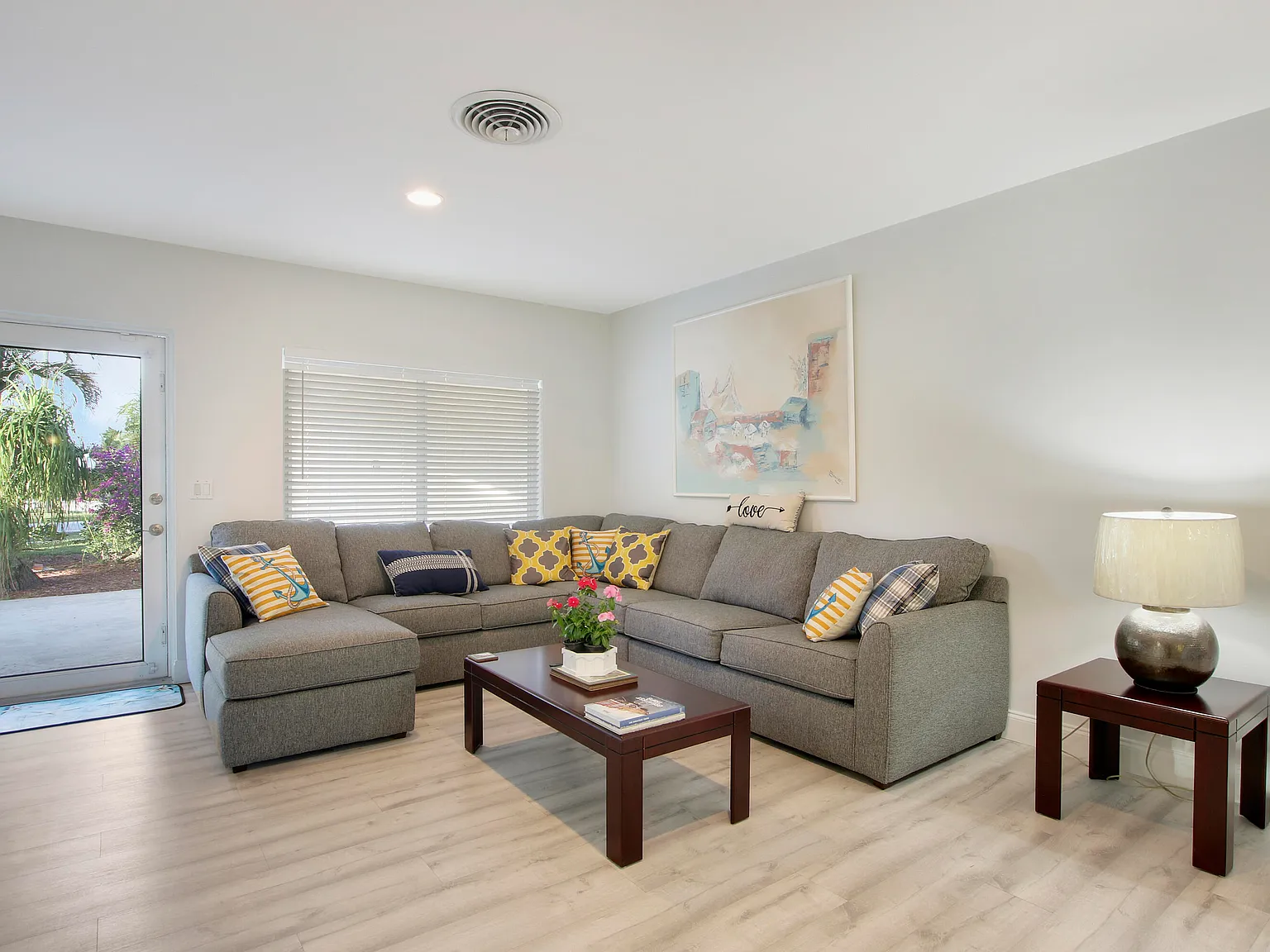 3 bed, 2.0 bath, 1383 sqft, $3,500 — Photo 3