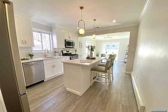 4 bed, 2.5 bath, $4,300 — Photo 3