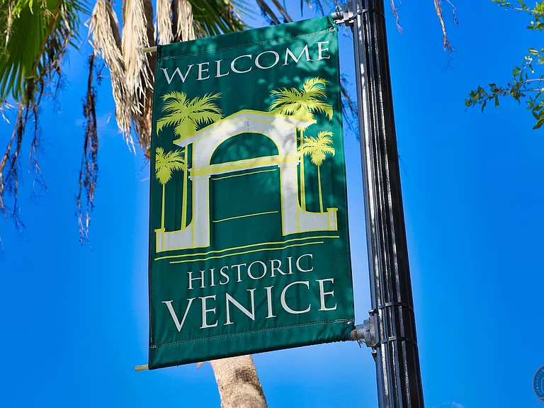 713 W Venice Ave — Photo 45