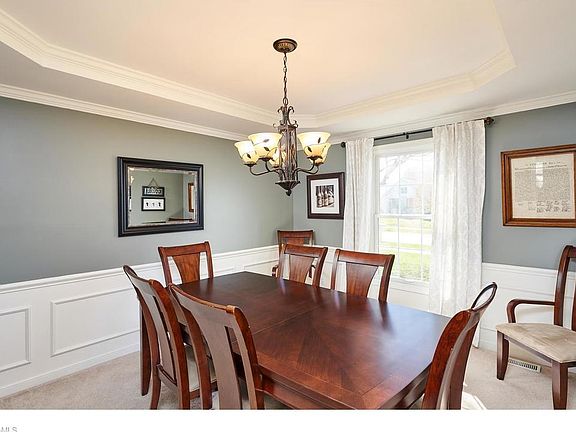 5th image of 389 Summerhill Dr
