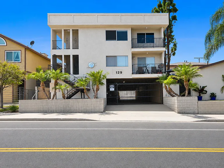 Cabrillo Ave — Photo 11