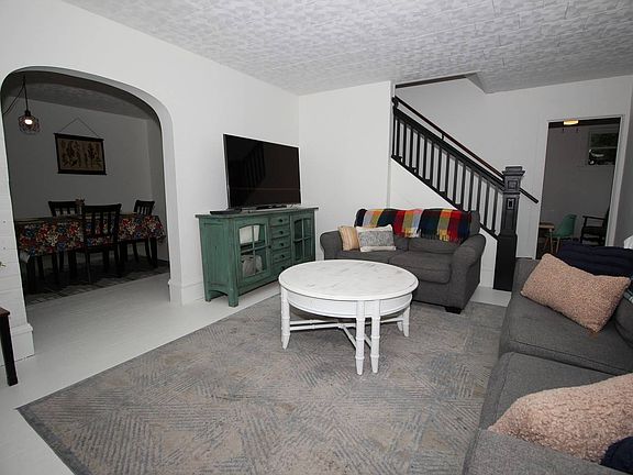 5th image of 118 W Logan St