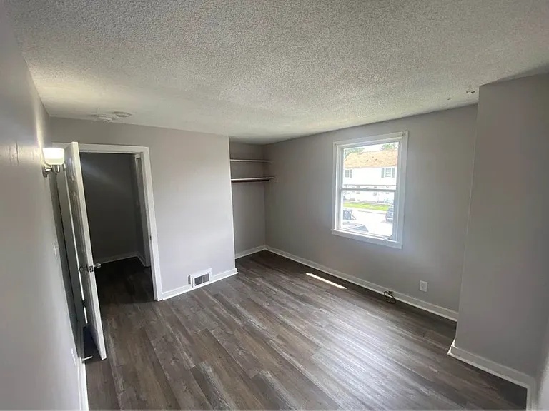 50-60 Longfellow Ct — Photo 17