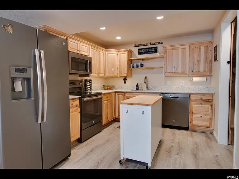 Upgraded kitchen with microwave, dish washer, fridge and oven