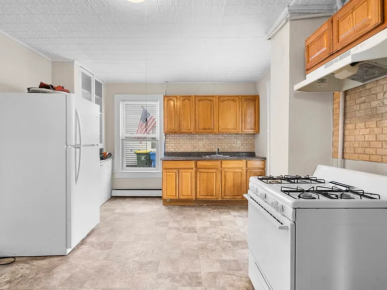 18 Gilbert St #1 — Photo 2