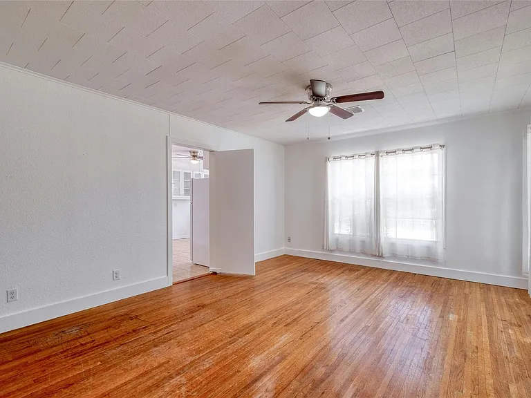 511 Sloan St — Photo 6