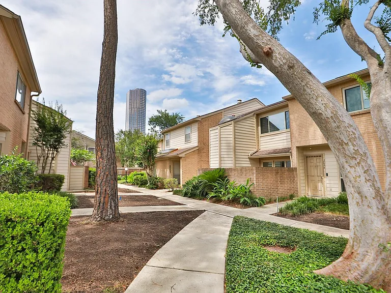 2050 Augusta Dr — Photo 4