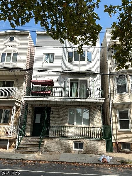 1st image of 321 Walnut St