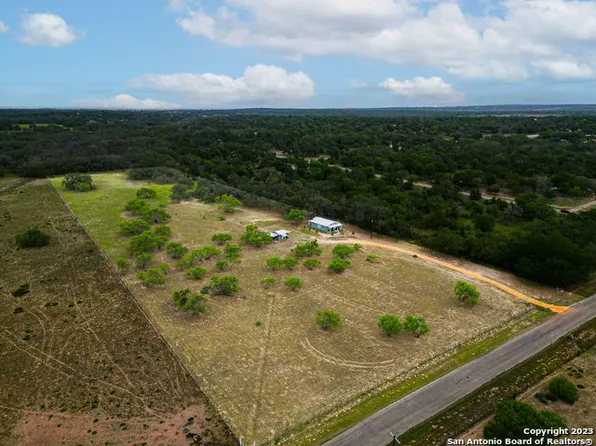 90 CLEAR LAKE DR, Poteet, TX 78065