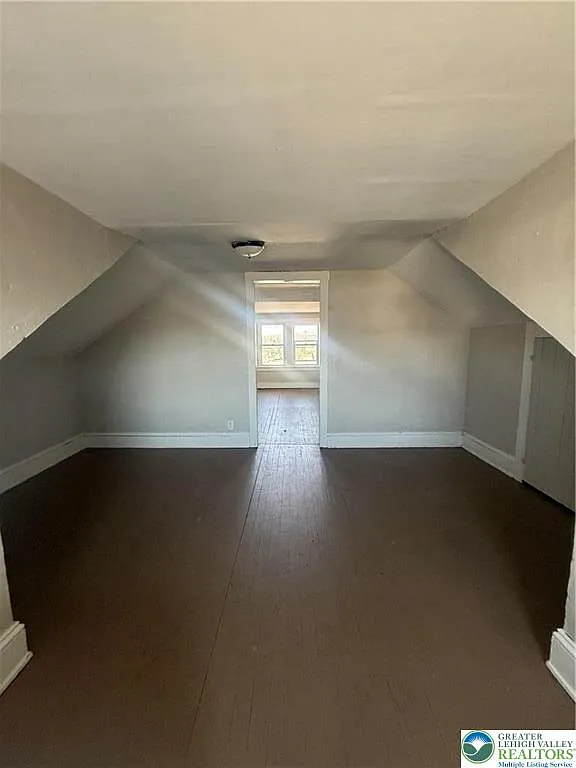 Building Photo - 214 N Oak St #2