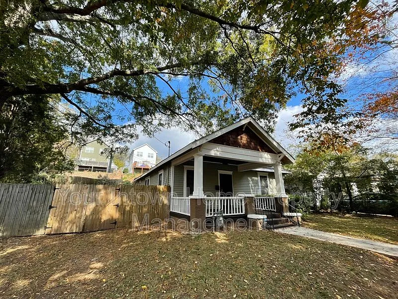 3 bed, 2.0 bath, 1388 sqft, $2,300 — Photo 4
