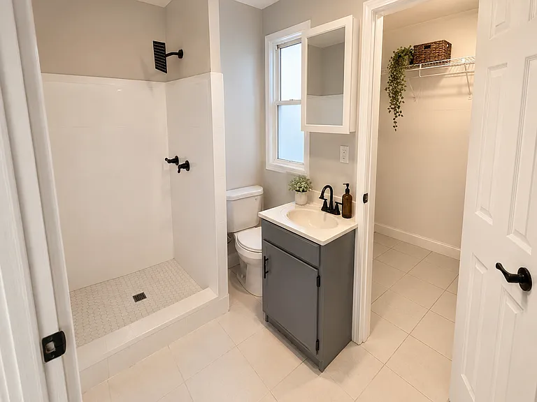 214 W Elm St — Photo 8