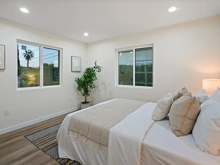2352 E Delia Ln — Photo 5