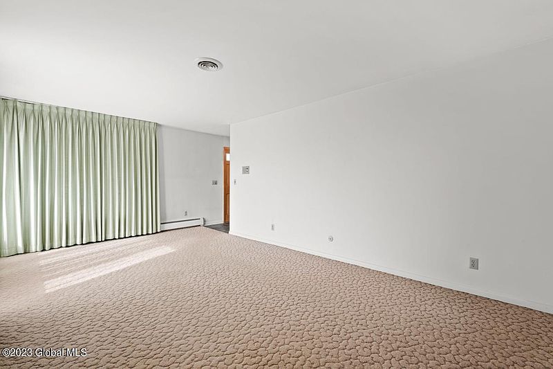 4th image of 15 Oriole Avenue
