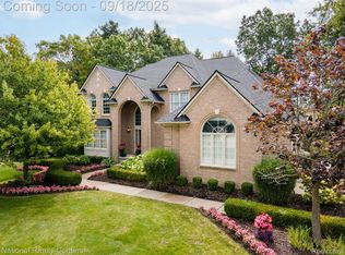 3851 Red Root Rd, Lake Orion, MI 48360