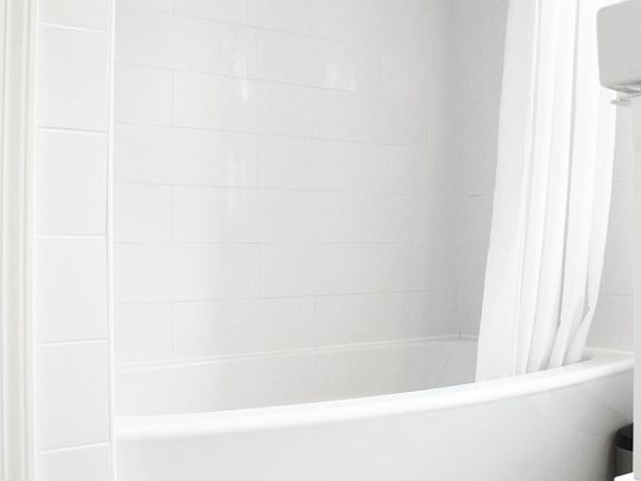 2nd image of 1402 Hinman Ave #3