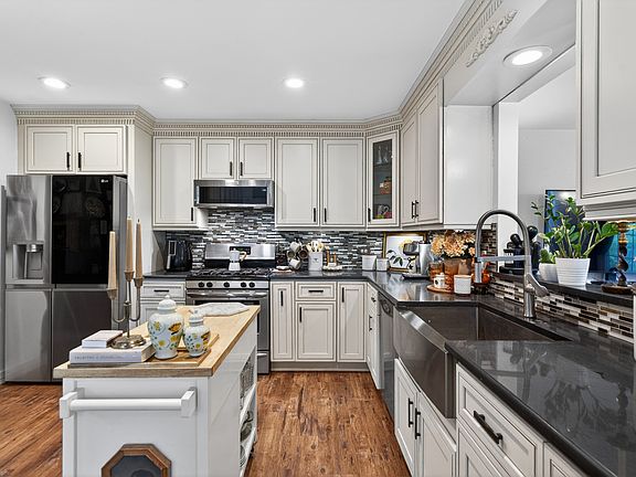 3rd image of 1327 Laurel Oaks Dr