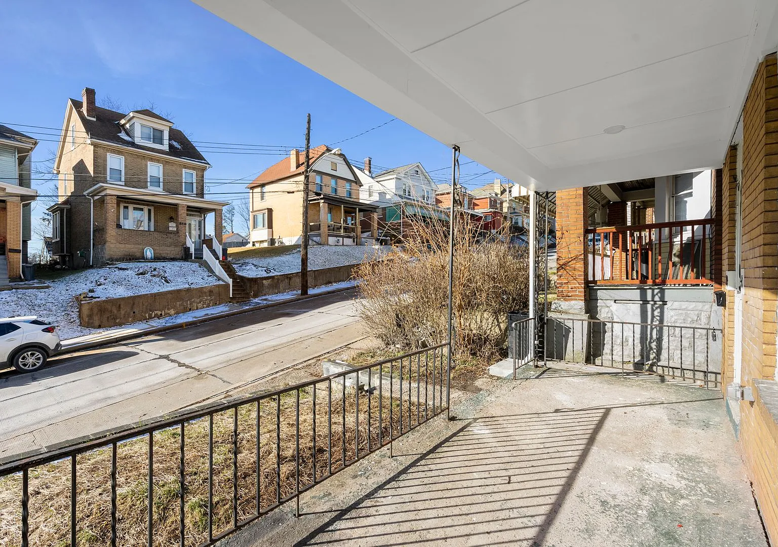 3 Bed/1 Bath Home - Central AC, 2nd Floor Laundry - Available September 10th! — Photo 3