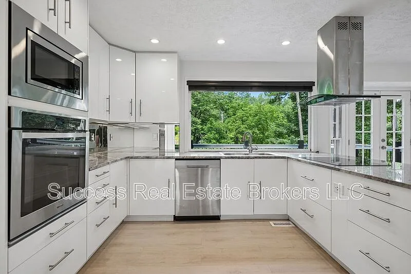 5 bed, 3.5 bath, 3796 sqft, $4,000 — Photo 2