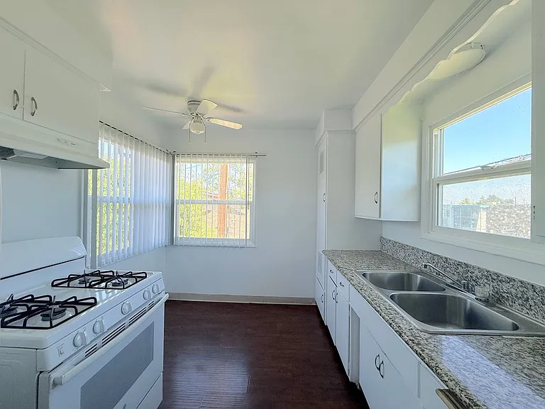 331 E Live Oak St — Photo 14