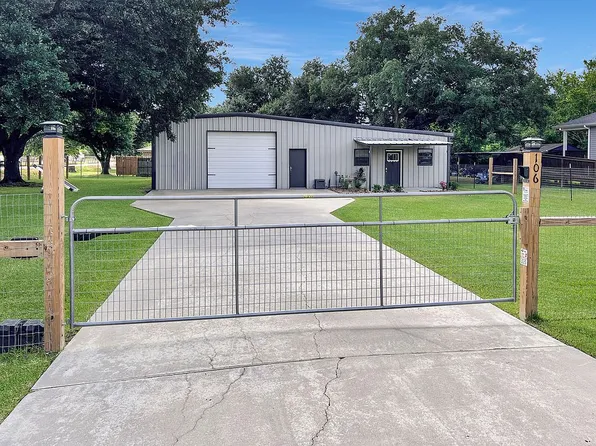106 Maple St, Port Neches, TX 77651