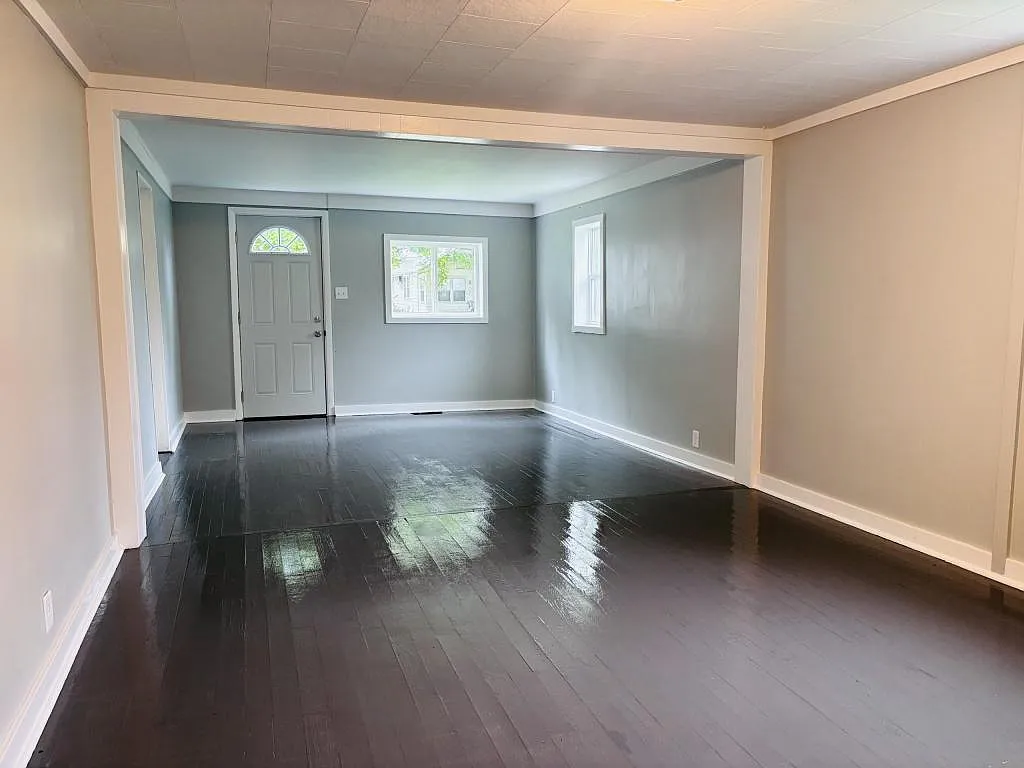809 W 10th St — Photo 3