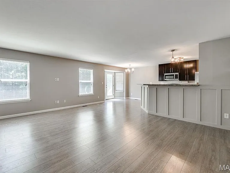529 Parkgate Dr — Photo 2