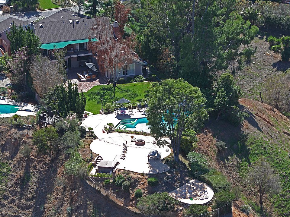 1st image of 415 Gleneagles Pl