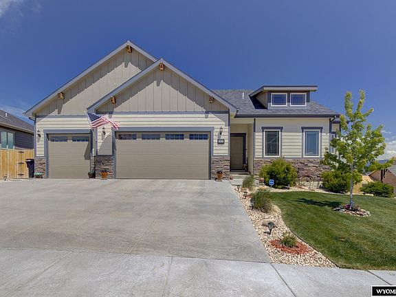 3rd image of 1041 River Heights Dr